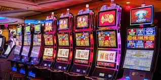 Tampilan permainan slot Aviator dengan gulungan dan panel kontrol taruhan di perangkat mobile