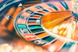 Antarmuka permainan Galactic Gems di aplikasi mobile wangi 4d menampilkan gulungan bertema galaksi dengan simbol kristal berwarna-warni